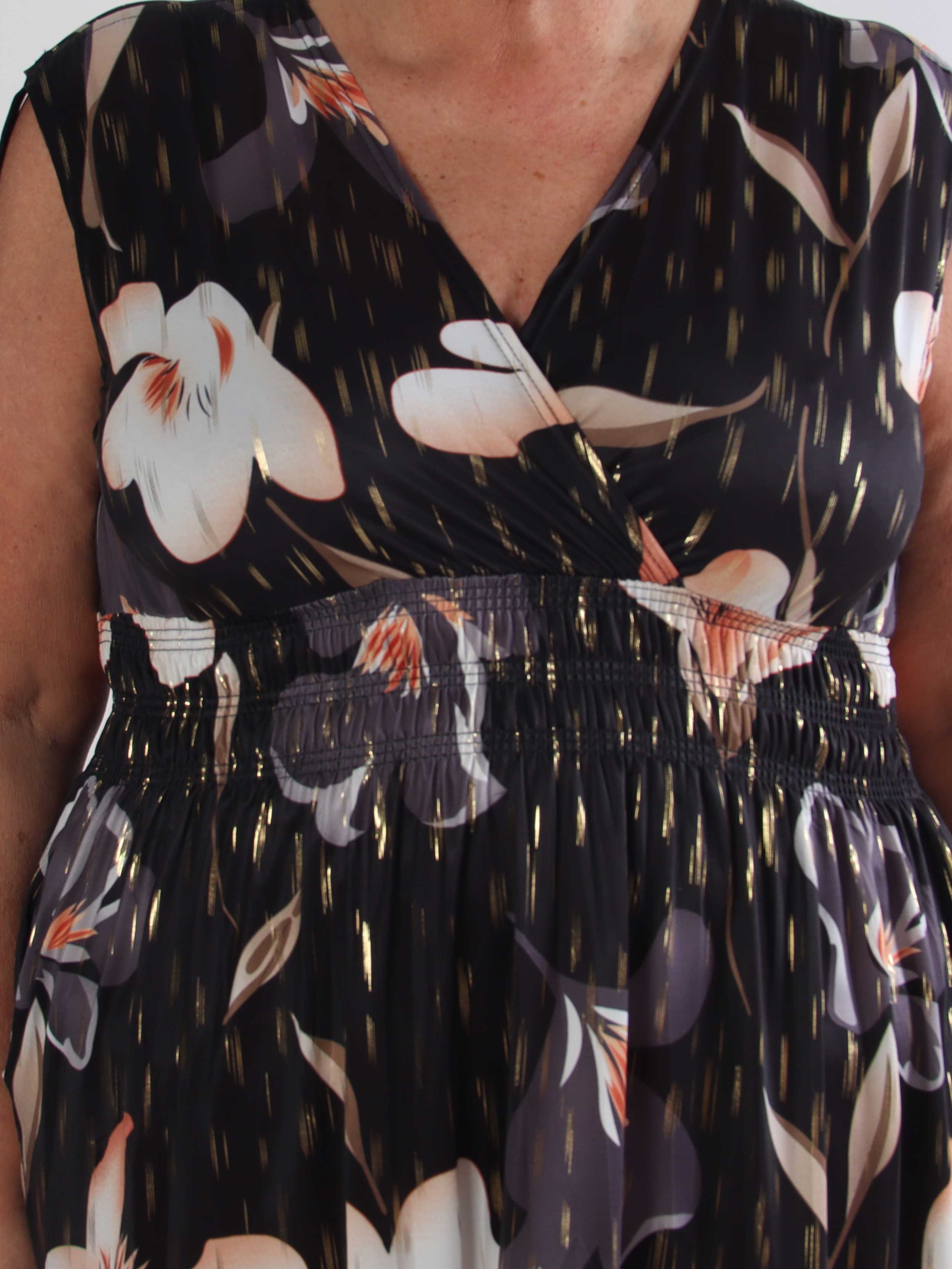 Pams Petal Short - Kort plus size kjole med kronblade og guld detaljer